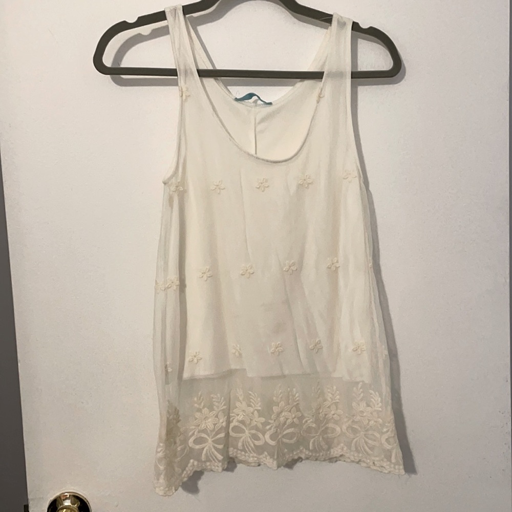 Off-white Lace Sleeveless Blouse